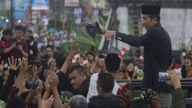 8 Hari Kegiatan Jokowi Usai Lengser: Bagi-bagi Kaus